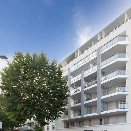 A12 - 1 Bdr Centre Train Station 5 Min Sea - Ac, Parking & Terrace Apartment