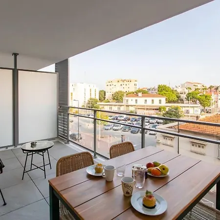 A12 - 1 Bdr Centre Train Station 5 Min Sea - Ac, Parking & Terrace Apartment *