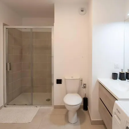 A12 - 1 Bdr Centre Train Station 5 Min Sea - Ac, Parking & Terrace Apartment