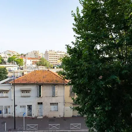 A12 - 1 Bdr Centre Train Station 5 Min Sea - Ac, Parking & Terrace Apartment